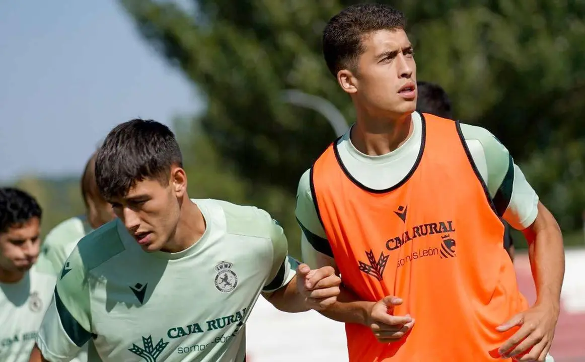 La plantilla de la Cultural, durante un entrenamiento.
