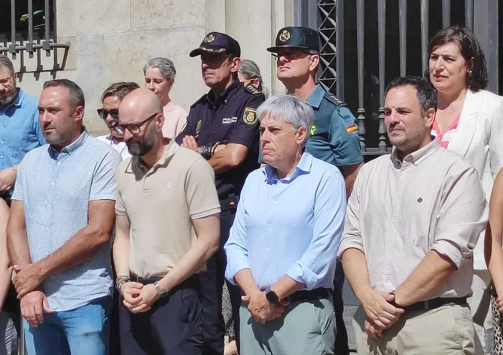 Un instante del minuto de silencio ante la Subdelegaci&oacute;n del Gobierno de Le&oacute;n.