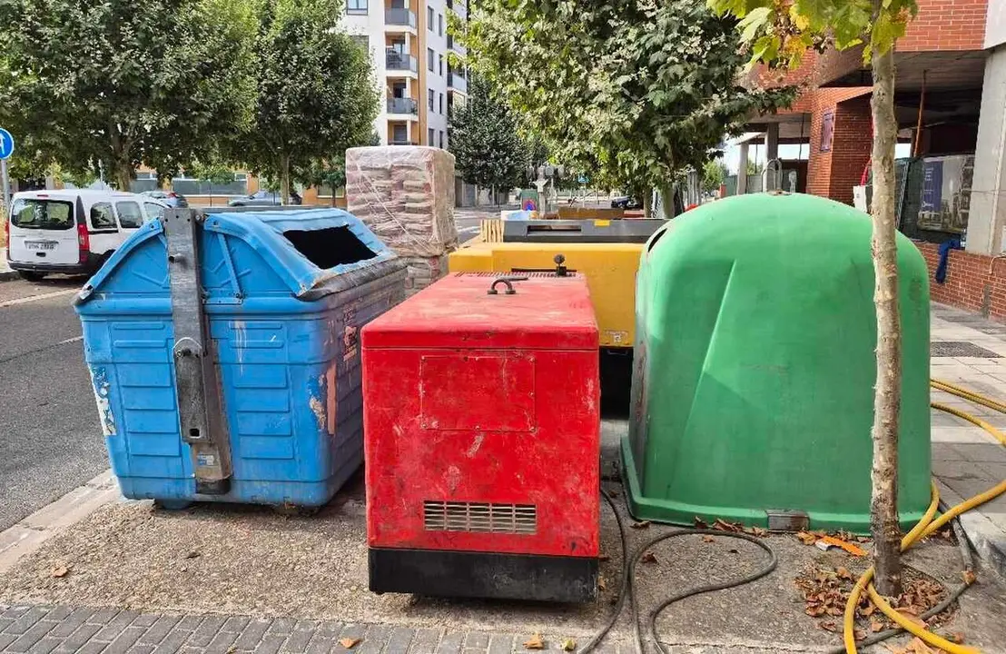 Generadores en plena calle y junto a contenedores de papel en el barrio de La Lastra.
