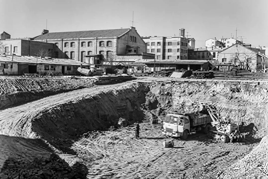 Imagen remasterizada de la construcci&oacute;n de la planta de Velilla del R&iacute;o Carri&oacute;n.