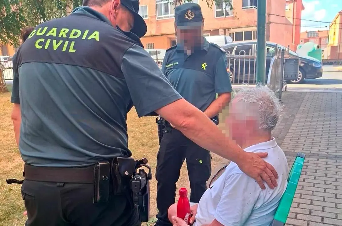 Efectivos de la Guardia Civil junto al hombre que hab&iacute;a desaparecido en una residencia de La Virgen del Camino.