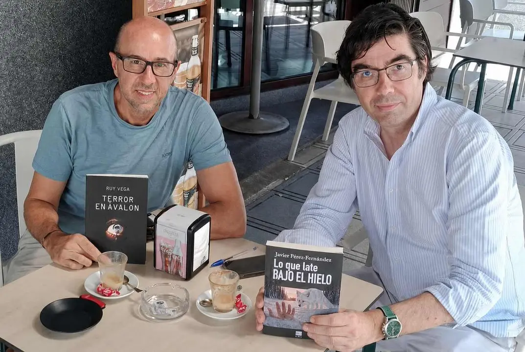 Javier P&eacute;rez y Ruy Vega posan junto a sus libros.