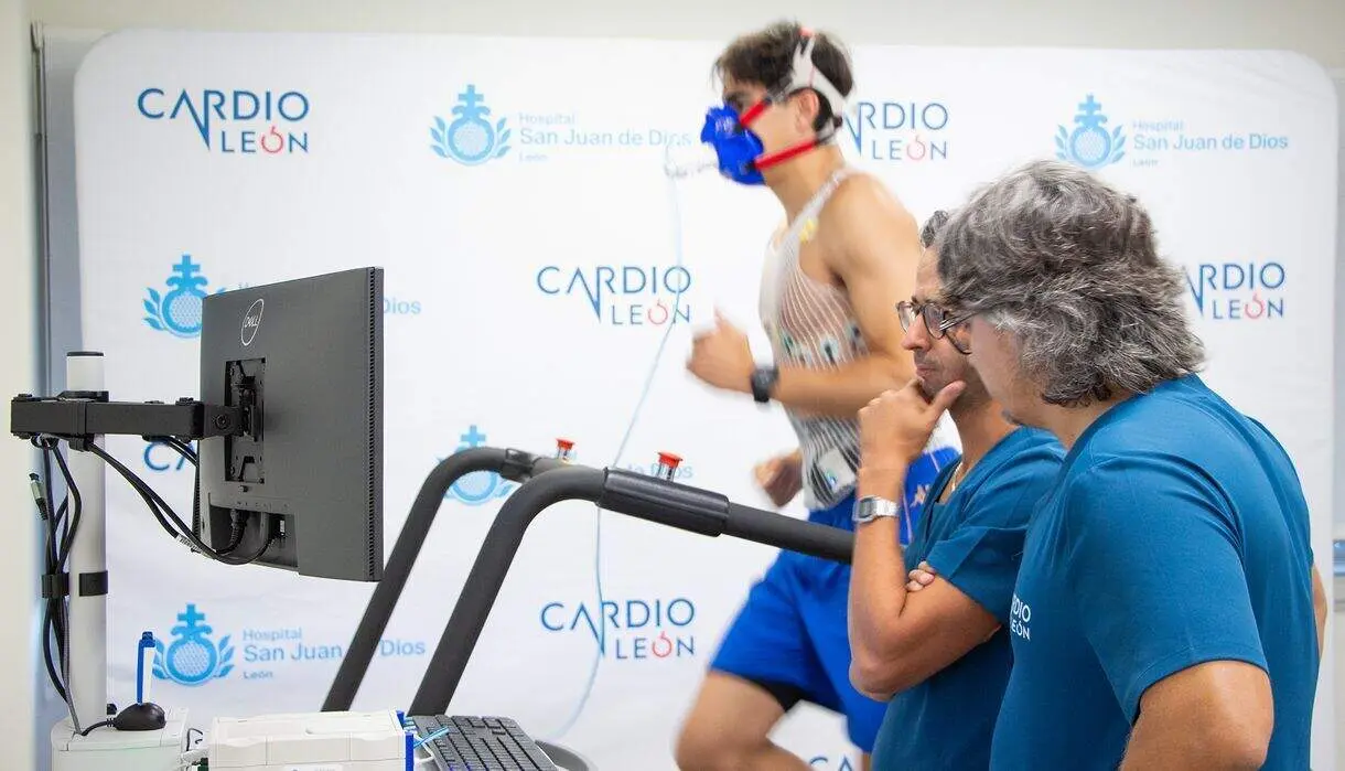 Javier Mi&ntilde;ambres en la prueba de esfuerzo con gases (ergoespirometria), con lo cardi&oacute;logos Tom&aacute;s Benito y Miguel Rodr&iacute;guez Santamarta.