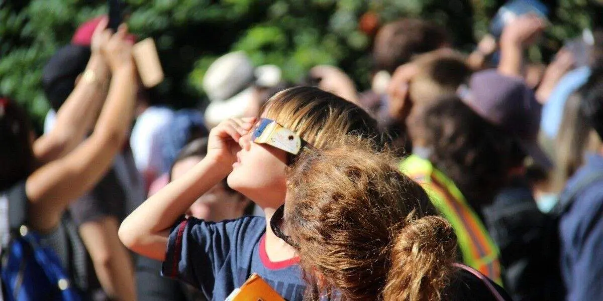 imagen de un menor con unas gafas