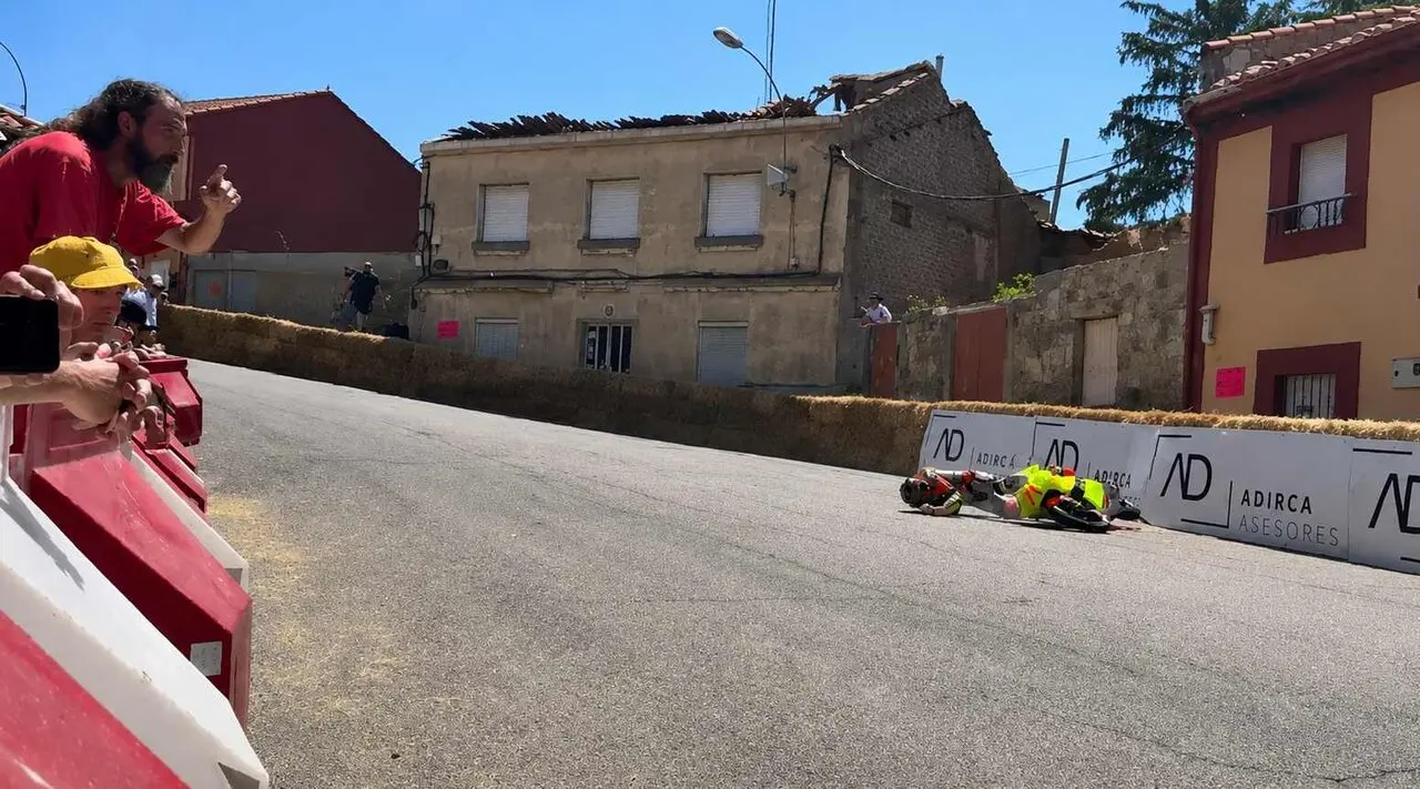 Imagen del momento en el que el piloto ha sufrido el aparatoso accidente.