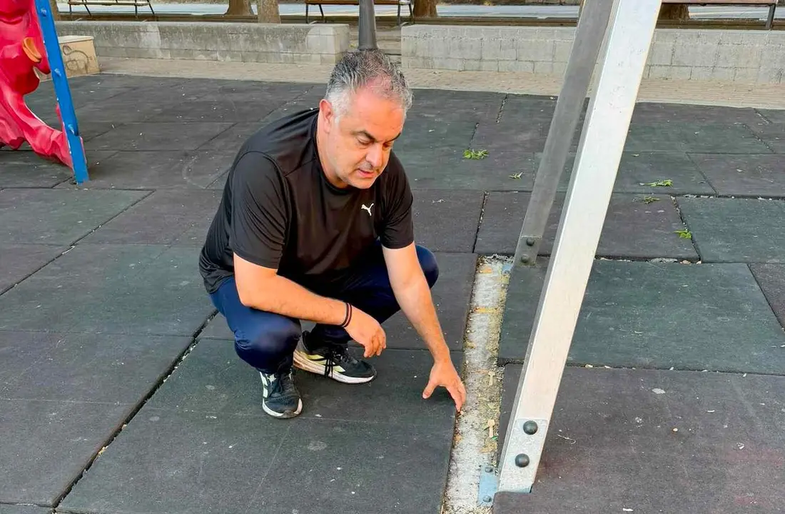 El alcalde de Astorga viendo los visibles da&ntilde;os que presentan las instalaciones.