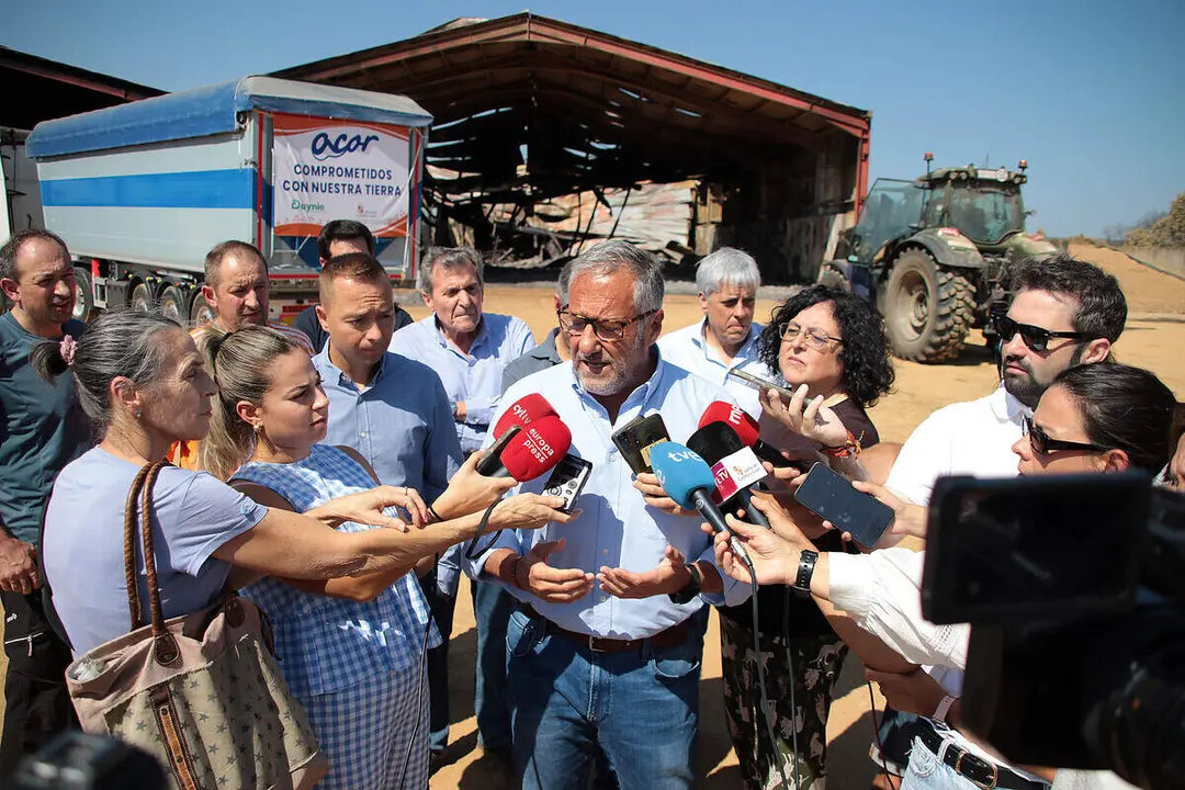 El vicepresidente primero de la Junta y consejero de Desregulaci&oacute;n, Familia y Ayudas Sociales, Carlos Poll&aacute;n, visita la explotaci&oacute;n bovina (Sociedad Agraria de Transformaci&oacute;n) Garfi Sen Santa Mar&iacute;a del Condado (Le&oacute;n), donde, en colaboraci&oacute;n con Acor, se entregar&aacute; un cami&oacute;n con pulpa de remolacha para los afectados por los incendios en Le&oacute;n