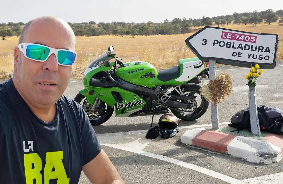 Pedro, en una imagen superpuesta, en el lugar donde muri&oacute; Gorane, en dos im&aacute;genes tomadas por el propio piloto.