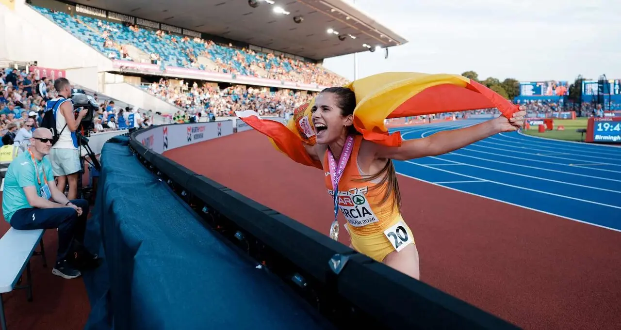 Marta celebra con euforia su extraordinaria marca y su victoria.