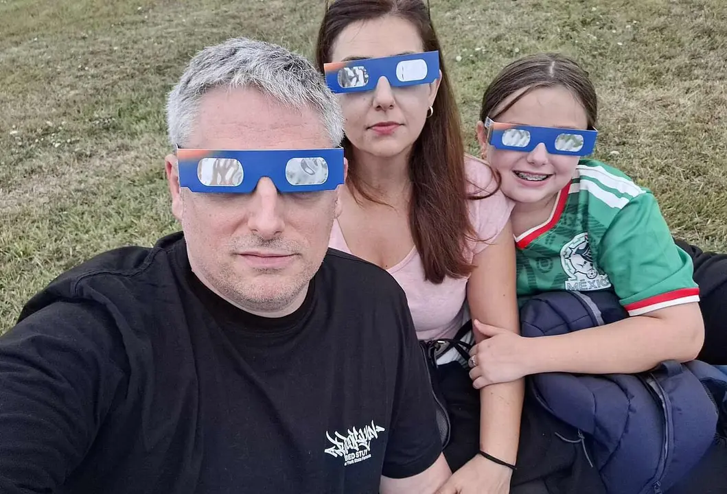 Nacho, Tania y Noa se hacen un selfie en la costa asturiana durante un eclipse que solo se puedo ver "a medias".