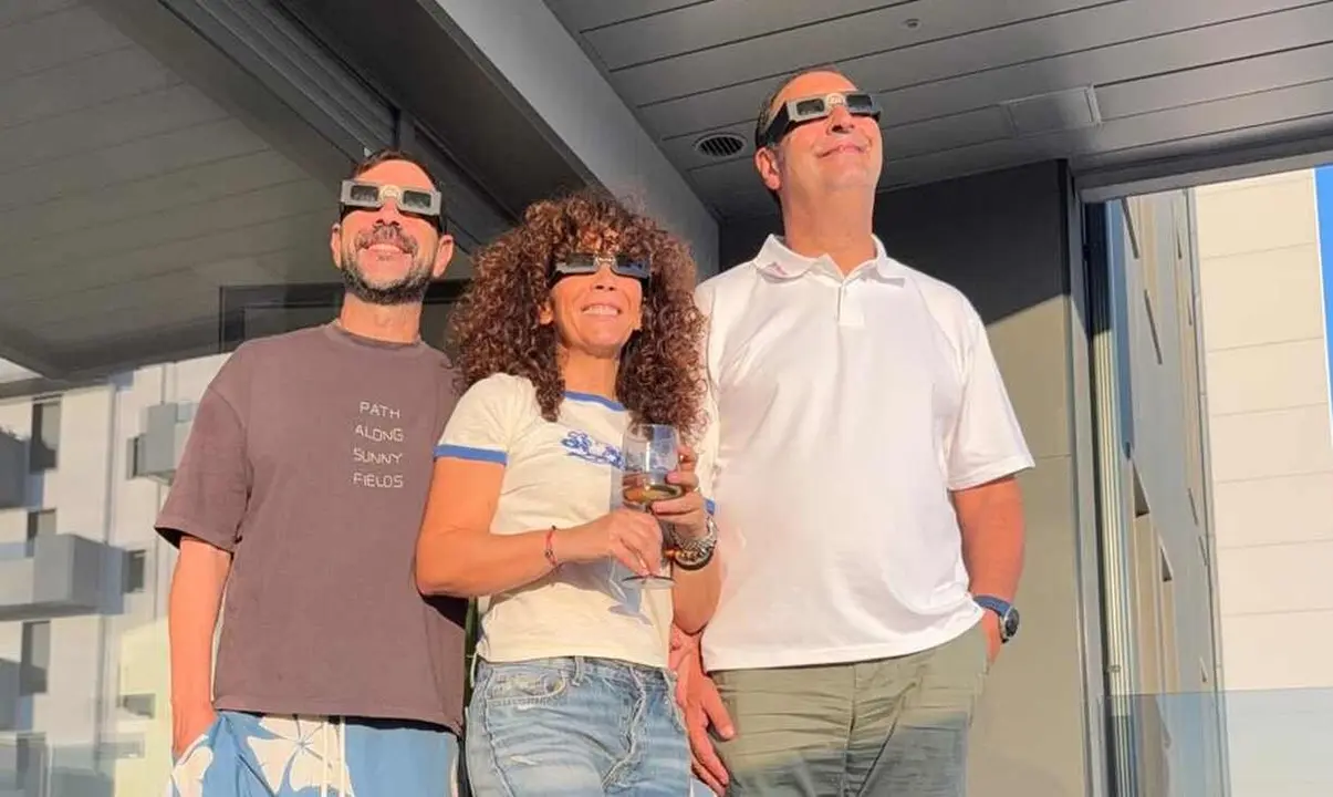 Carlos, Marga y Alberto, en la terraza del piso de los dos primeros.