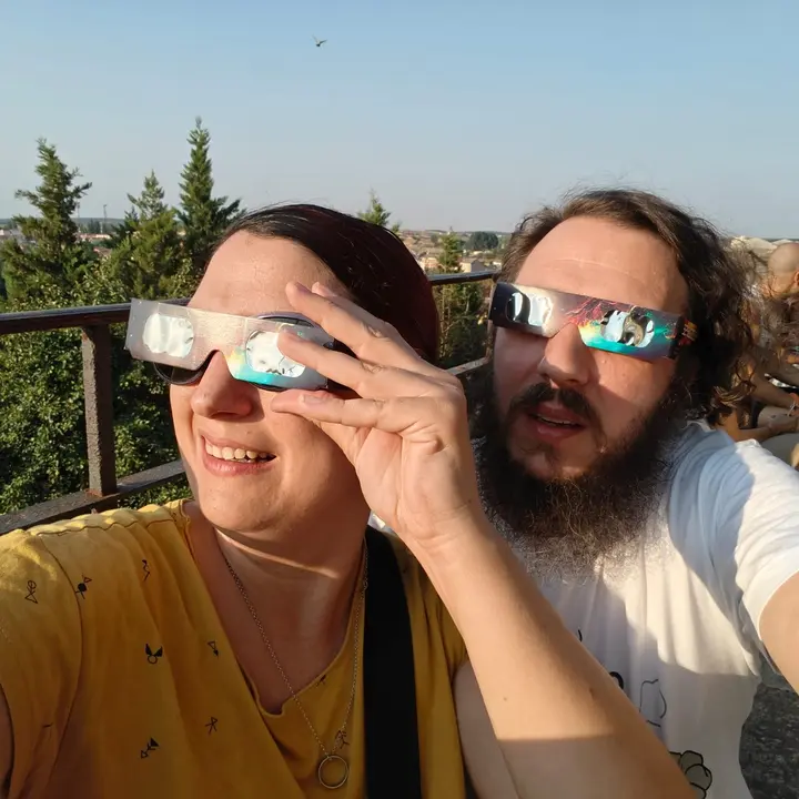 Chelo y Daniel, viendo el eclipse desde Astorga tras su luna de miel en Jap&oacute;n.