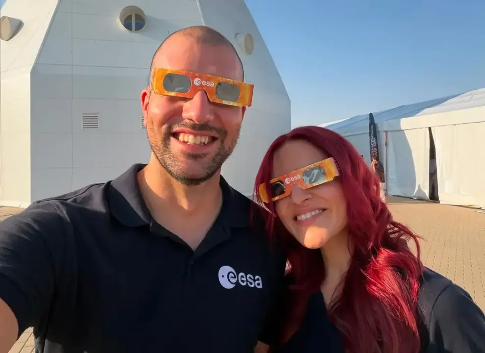 Los leoneses, Sara Garc&iacute;a y Pablo &Aacute;lvarez, minutos antes del eclipse en el Observatorio de Yebes, en Guadalajara. Foto: RRSS.