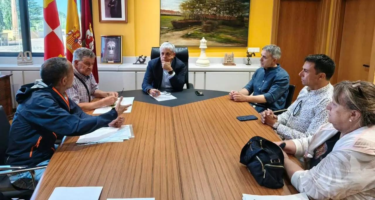 Eduardo Diego (centro), durante la reuni&oacute;n con la Junta Vecinal de Armunia. Foto: JCyL.