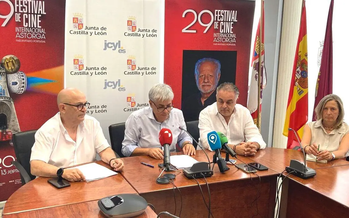 El delegado territorial de la Junta en Le&oacute;n, Eduardo Diego, y el alcalde de Astorga, Jos&eacute; Luis Nieto, presentan el XXIX Festival de Cine de Astorga