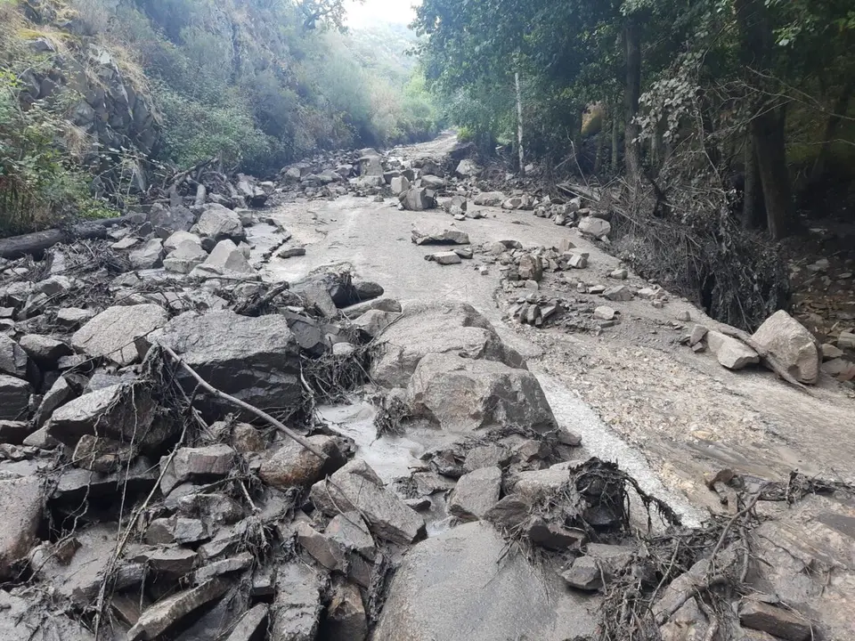 Las riadas han cortado la carretera de Carracedo de Compludo aislando a sus nueve vecinos. Foto: RRSS Olegario Ram&oacute;n.