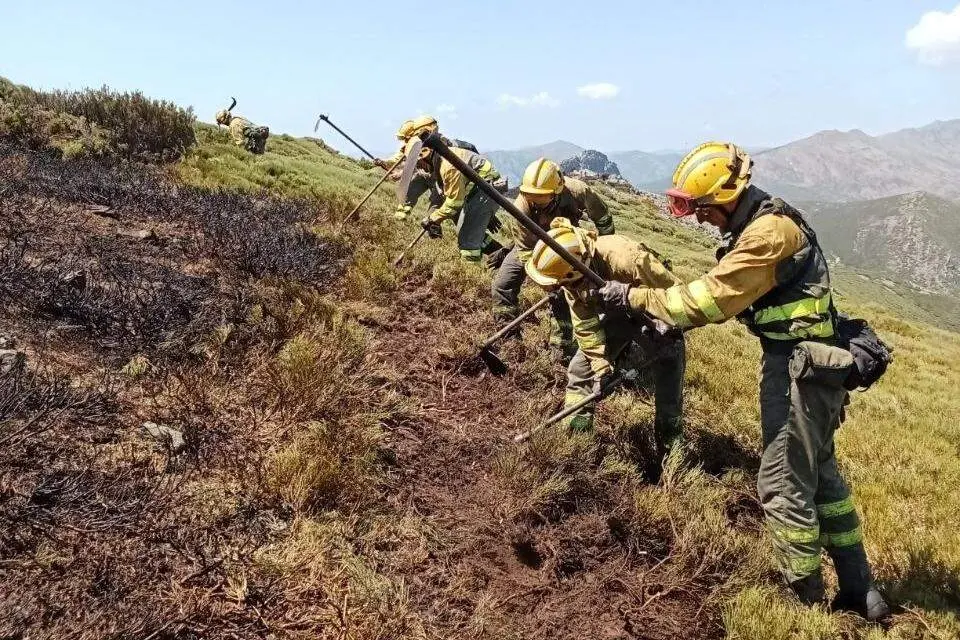 El operativo de la Junta trabajando en un incendio por rayo en Sena de Luna este domingo. Foto: Infocal.