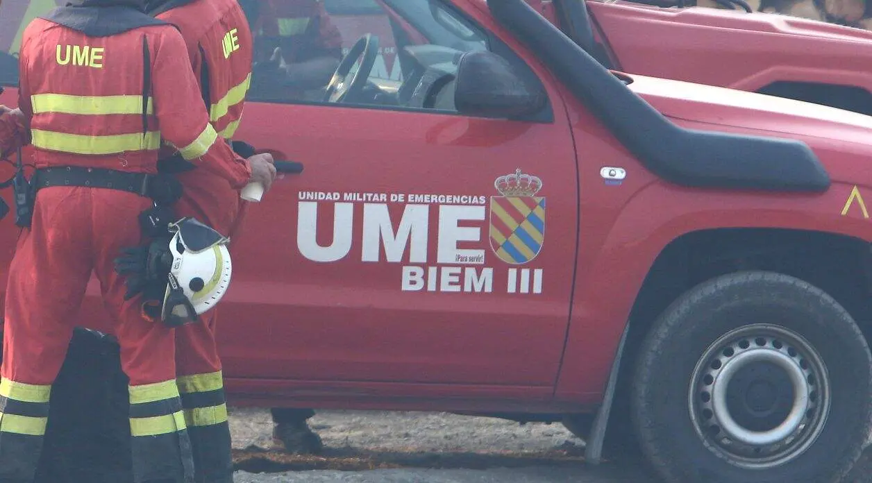 Imagen de archivo de un dispositivo de la UME desplazado al incendio que afect&oacute; el pasado a&ntilde;o a los municipios de Oencia y Corull&oacute;n.