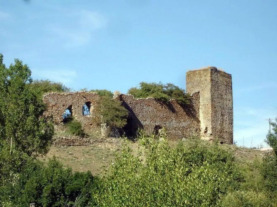 El Castillo de Benar o Benal es una fortaleza oma&ntilde;esa situada en la localidad de El Castillo, perteneciente al municipio de Riello.