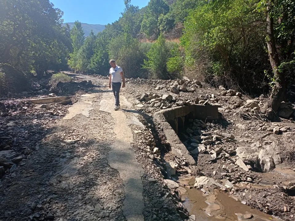 El concejal de Ponferrada, Ivan Alonso, en la bloqueada carretera de acceso a Carracedo de Compludo. Foto: Ayto Ponferrada.