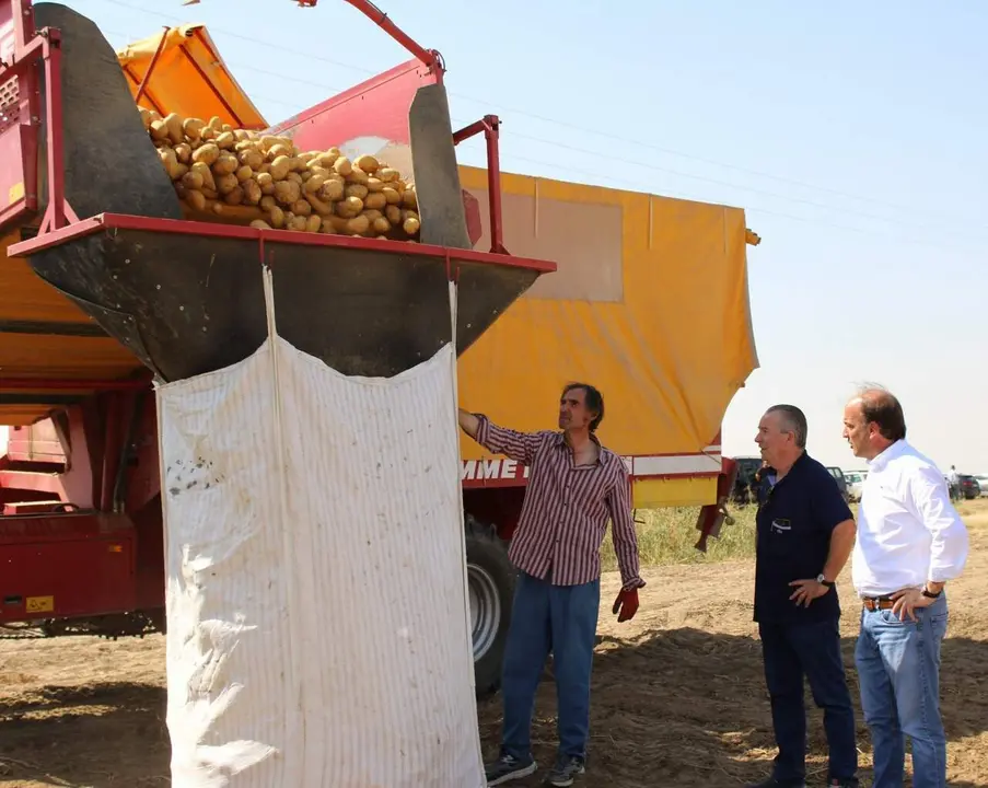 El consejero de Agricultura, Ganader&iacute;a, Medio Rural y Pol&iacute;tica Ambiental, Joaqu&iacute;n Antonio Pino, presenta un estudio de los costes de producci&oacute;n del cultivo de patata en Castilla y Le&oacute;n.