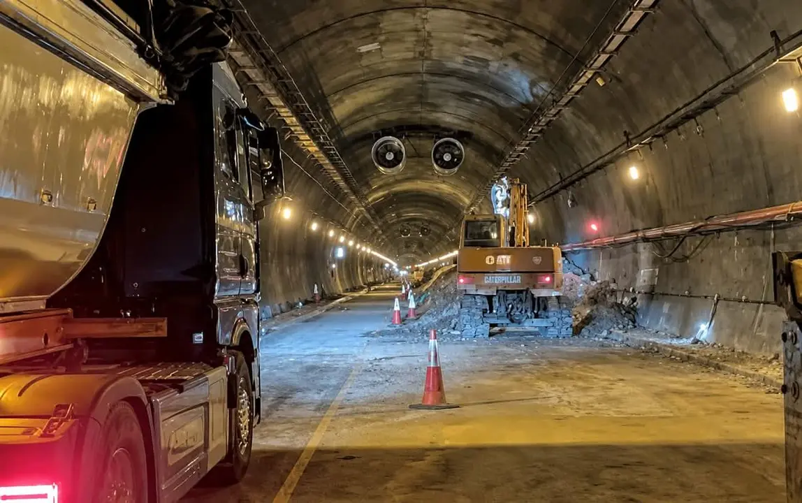 Imagen de las obras en el interior del t&uacute;nel del Negr&oacute;n, el mismo en el que se han producido los desprendimientos.