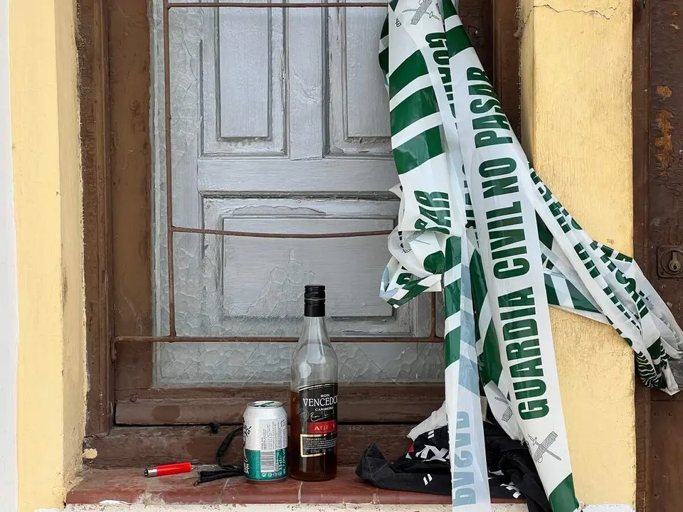 Dos fallecidos en la calle Santa Teresa de Veguellina de &Oacute;rbigo. Fotos: Peio Garc&iacute;a