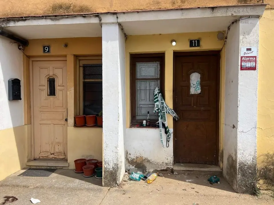 Dos fallecidos en la calle Santa Teresa de Veguellina de &Oacute;rbigo. Fotos: Peio Garc&iacute;a