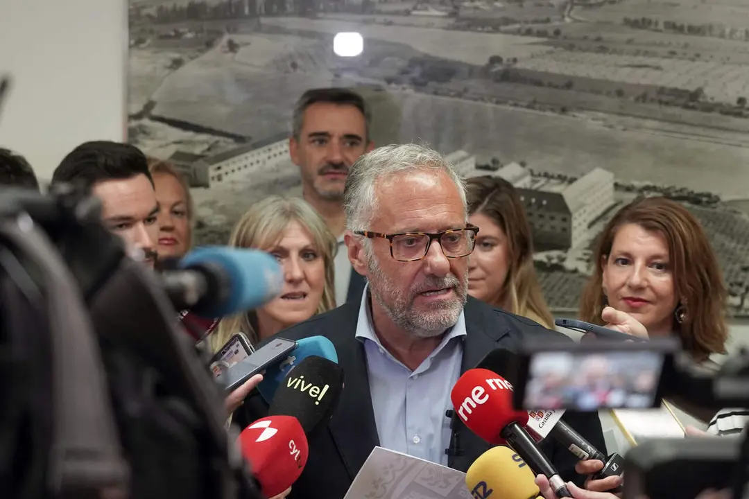 El vicepresidente primero de la Junta y consejero de Desregulaci&oacute;n, Familia y Ayudas Sociales, Carlos Poll&aacute;n, visita el centro de menores Zambrana.
