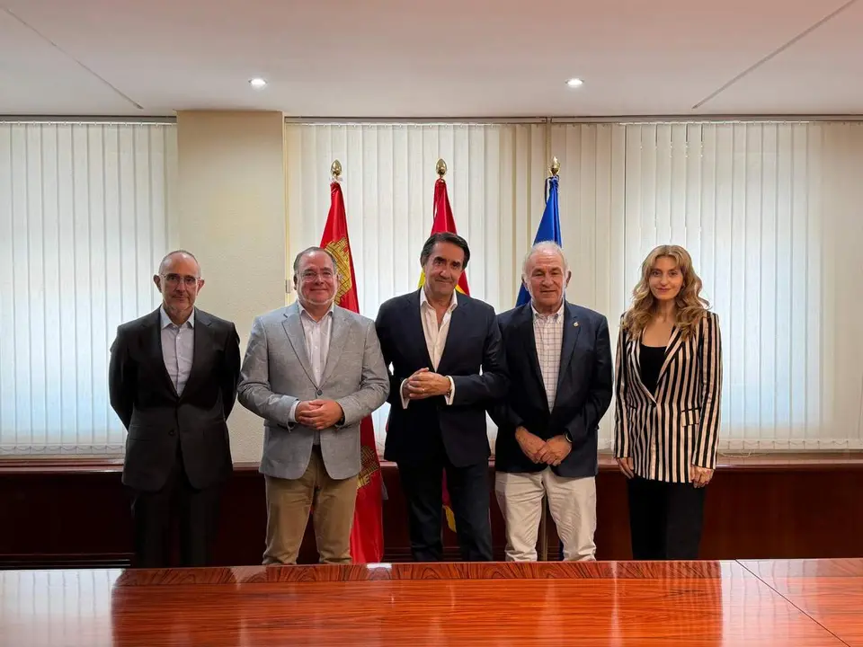 El consejero de Industria, Universidades, Empleo y Comercio, Juan Carlos Su&aacute;rez-Qui&ntilde;ones, se ha reunido con la Federaci&oacute;n de Asociaciones de Empresas de Tecnolog&iacute;as de la Informaci&oacute;n, Comunicaciones y Electr&oacute;nica de Castilla y Le&oacute;n (AETICAL) para propiciar que los aut&oacute;nomos y pymes de Castilla y Le&oacute;n se incorporen a las nuevas tecnolog&iacute;as de la informaci&oacute;n y la comunicaci&oacute;n