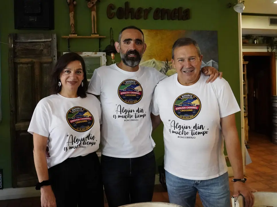 Los miembros de la Asociaci&oacute;n Oncobierzo, Tito Gago (D), y Eva Arias, junto al ultrafondista berciano, Miguel Mart&iacute;nez Basurco (C),  presenta el nuevo reto solidario del ultrafondista berciano, Miguel Mart&iacute;nez Basurco (C), durante la presentaci&oacute;n del nuevo intento de volver a cruzar el Canal de La Mancha para dar visibilidad a la labor del colectivo.