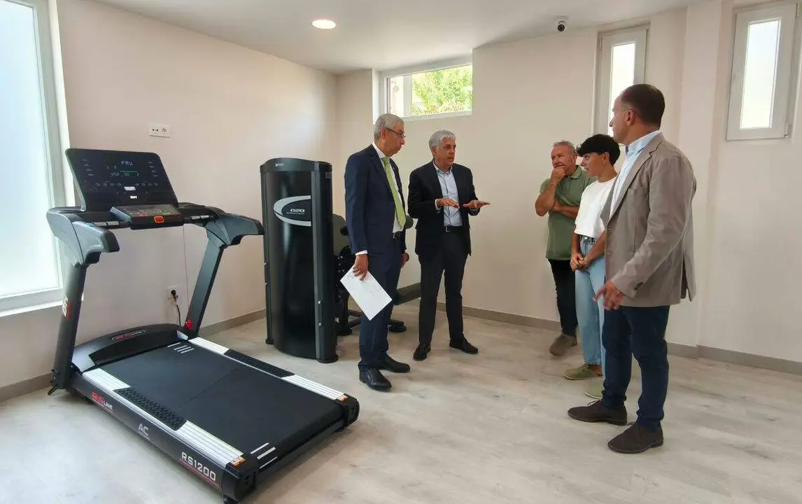 El comisionado para la Despoblaci&oacute;n y la Ordenaci&oacute;n del Territorio, Jes&uacute;s Hurtado, acompa&ntilde;ado por el delegado territorial de la Junta en Le&oacute;n, Eduardo Diego, y el alcalde de Villaquejida, David Gonz&aacute;lez, inaugura el nuevo Centro de Vida Activa de Villaquejidaa