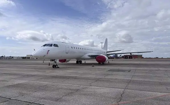 Un Embraer 190, primera aeronave atendida por AMLS en el Aeropuerto de Le&oacute;n la semana pasada. Foto: Aena.