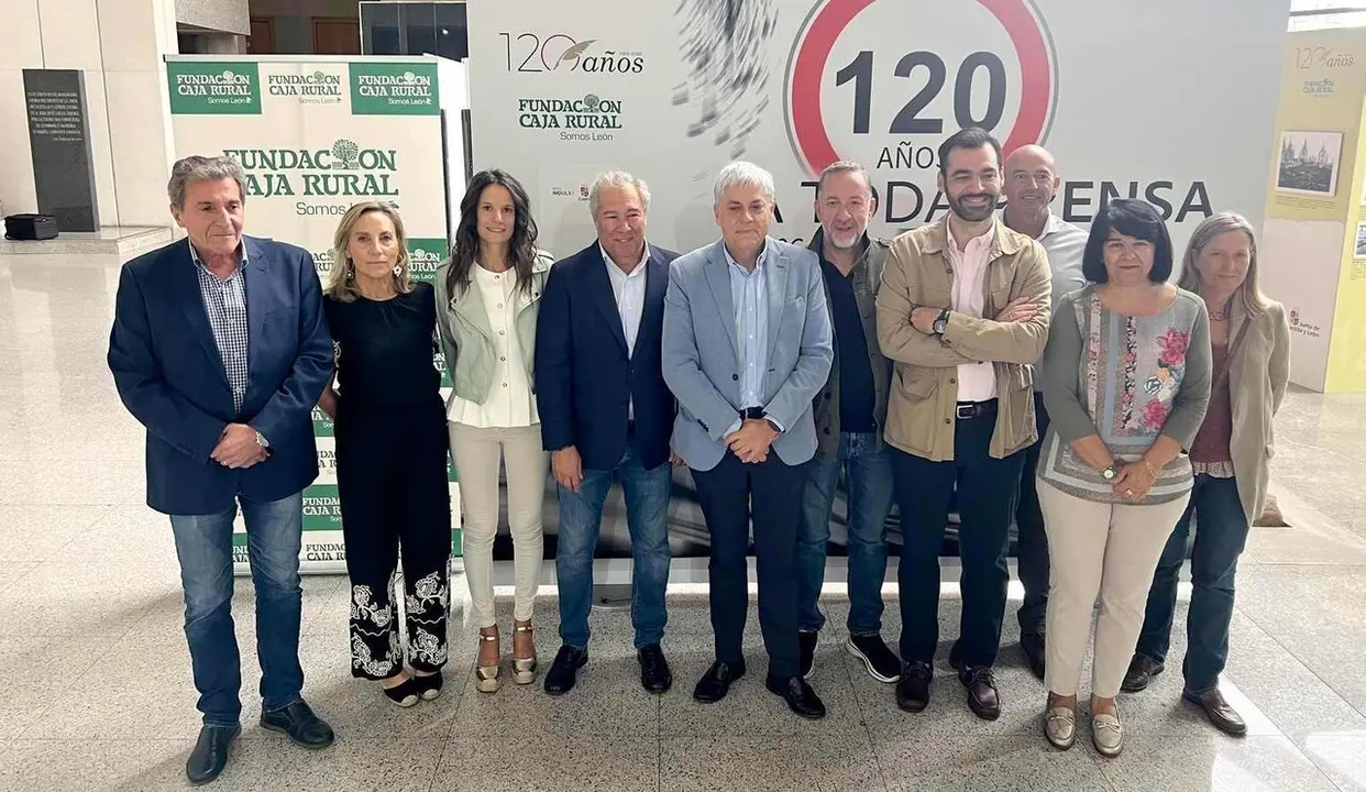 El delegado territorial de la Junta, Eduardo Diego, inaugura la exposici&oacute;n &lsquo;120 a&ntilde;os a toda prensa&rsquo;, organizada por Diario de Le&oacute;n. Foto: Peio Garc&iacute;a