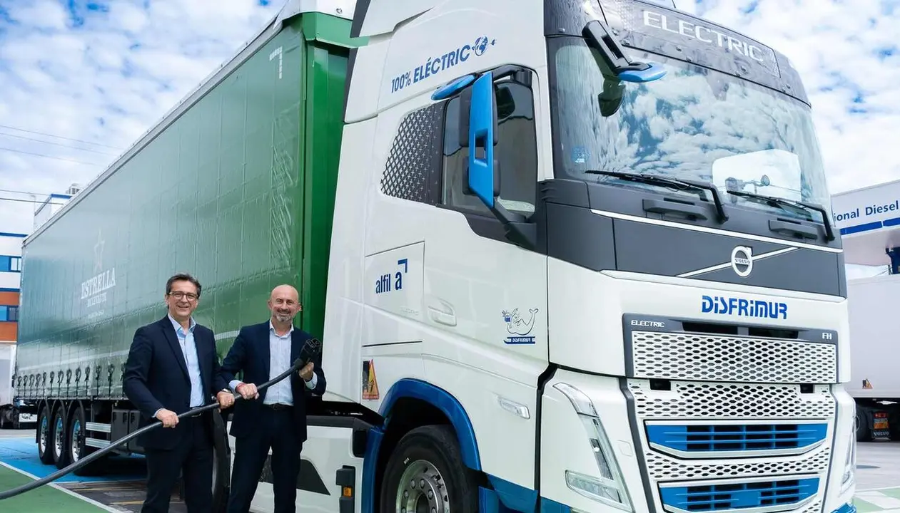 Representantes de Disfrimur presentan uno de los veh&iacute;culos el&eacute;ctricos que emplean para el transporte.