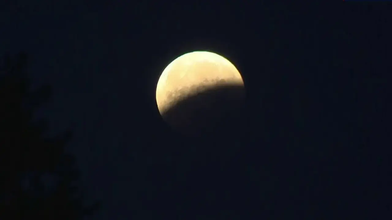 El eclipse que Le&oacute;n no pudo ver. Esta vez la Luna qued&oacute; oculta por la presencia de nubes en el cielo leon&eacute;s.