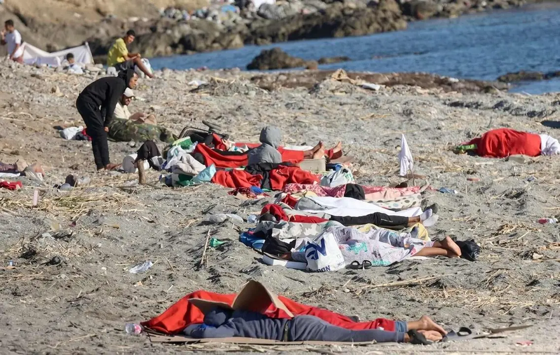 Migrantes en las playas de Ceuta; Fele exige soluciones ante lo que considera una situaci&oacute;n l&iacute;mite.
