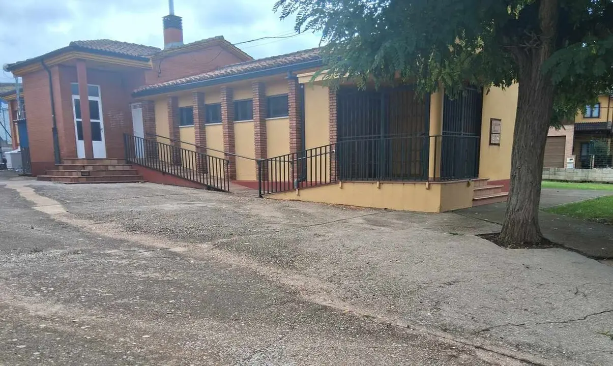 Imagen de las viejas escuelas a las que ser&aacute;n trasladados los alumnos en una decisi&oacute;n que los padres rechazan.
