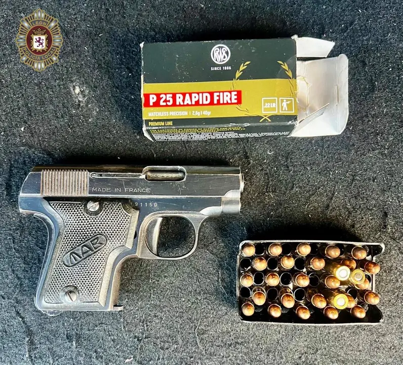 El arma de fuego y la munici&oacute;n confiscadas por la Polic&iacute;a Local durante su intervenci&oacute;n. Foto: Polic&iacute;a Local.