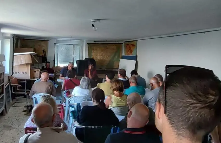 Votaci&oacute;n de la moci&oacute;n en Otero de Curue&ntilde;o. Foto: UPL.