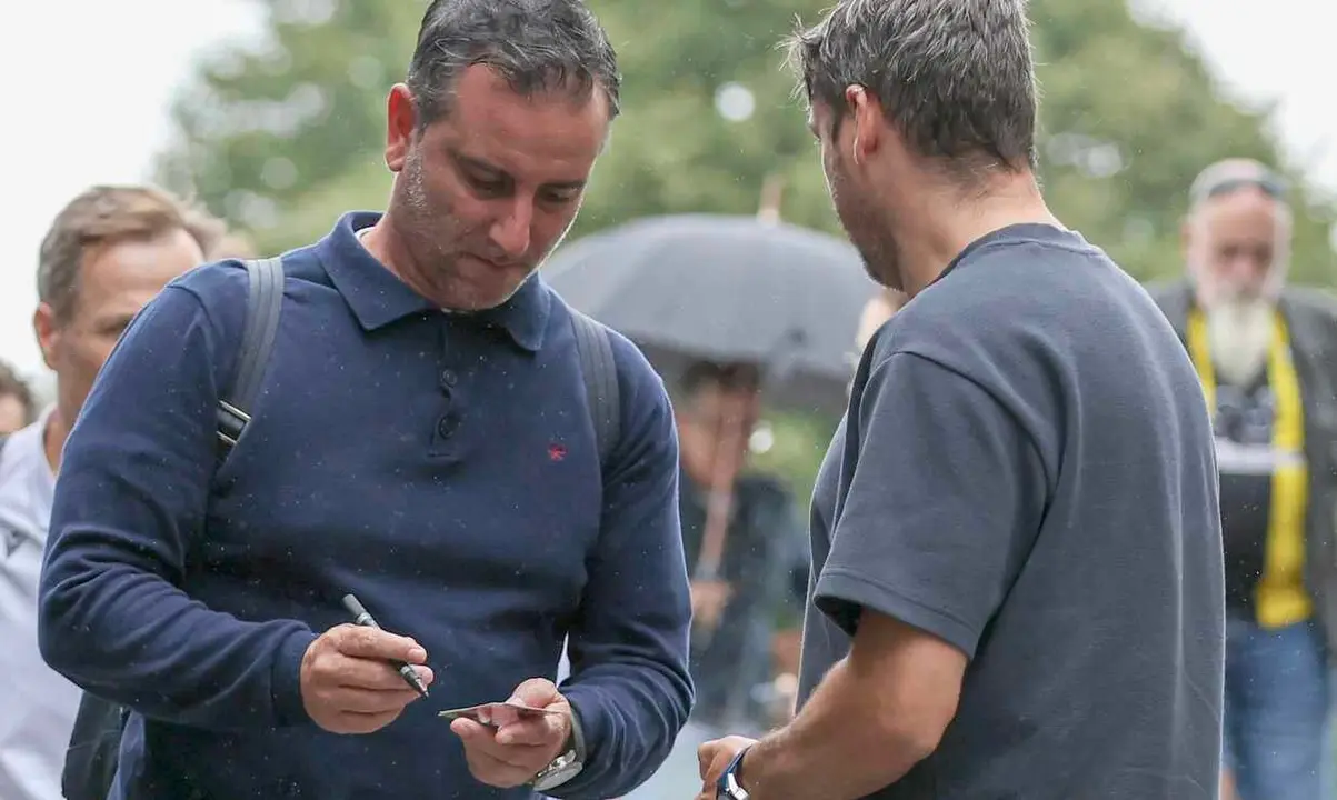 El entrenador de la Cultural firma un aut&oacute;grafo a un aficionados en Lasesarre.