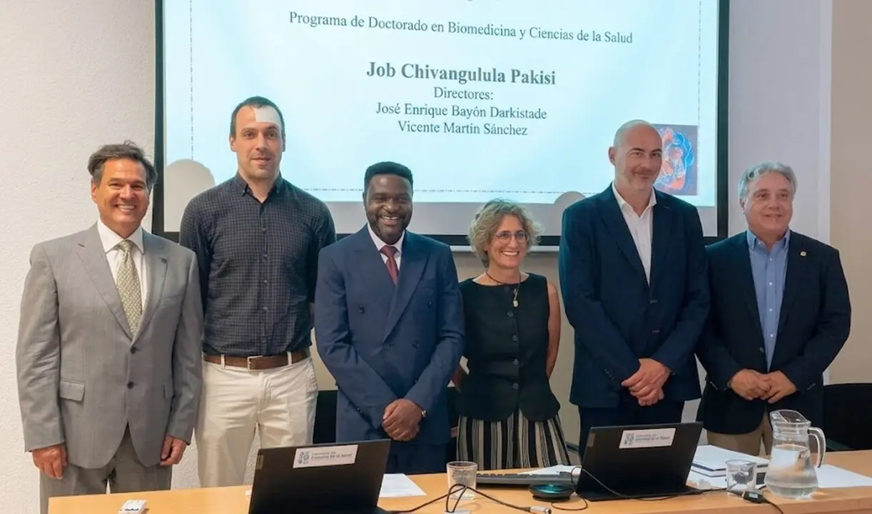 El investigador Job Chivangulula con los directores de su tesis y miembros del tribunal que la juzg&oacute;.