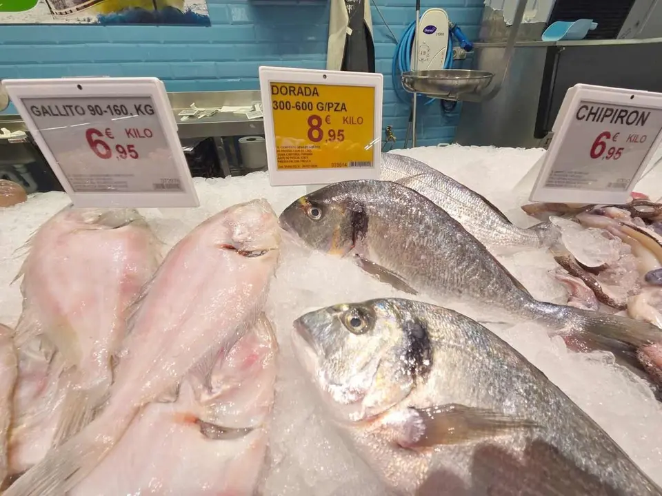 Etiqueta electr&oacute;nica en la pescader&iacute;a de un s&uacute;per Alcampo.