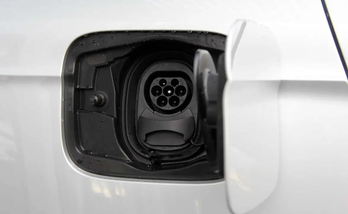 Imagen de la toma de electricidad de un veh&iacute;culo en un punto de recarga el&eacute;ctrica.