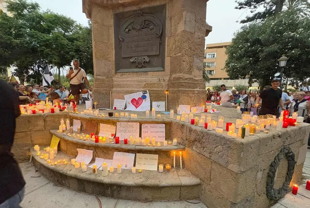 Velas durante una concentraci&oacute;n en defensa de Ceuta.