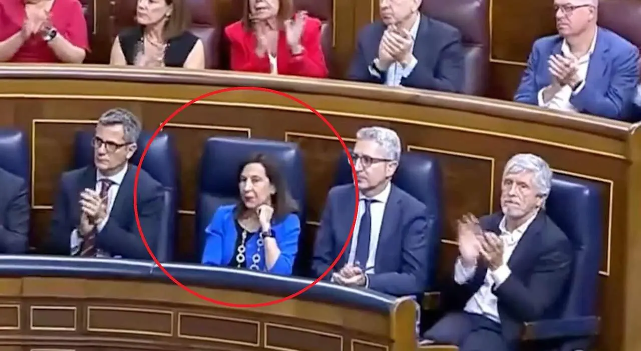 Margarita Robles inamovible mientras el resto de ministros aplaude a Pedro S&aacute;nchez.