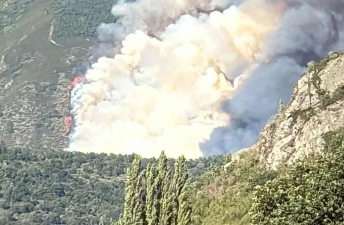 Imagen del gran incendio declarado en la localidad de Sosas de Laciana.