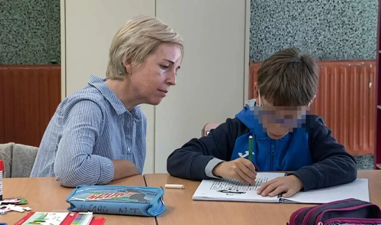 Doce ayudantes t&eacute;cnicos educativos (ATE) de la provincia de Le&oacute;n afrontan el inicio del curso escolar sumidos en la incertidumbre despu&eacute;s de que, seg&uacute;n denuncian, la Junta de Castilla y Le&oacute;n les ofreciera entre finales de julio y comienzos de agosto puestos de trabajo para todo el curso y posteriormente paralizara esas contrataciones.