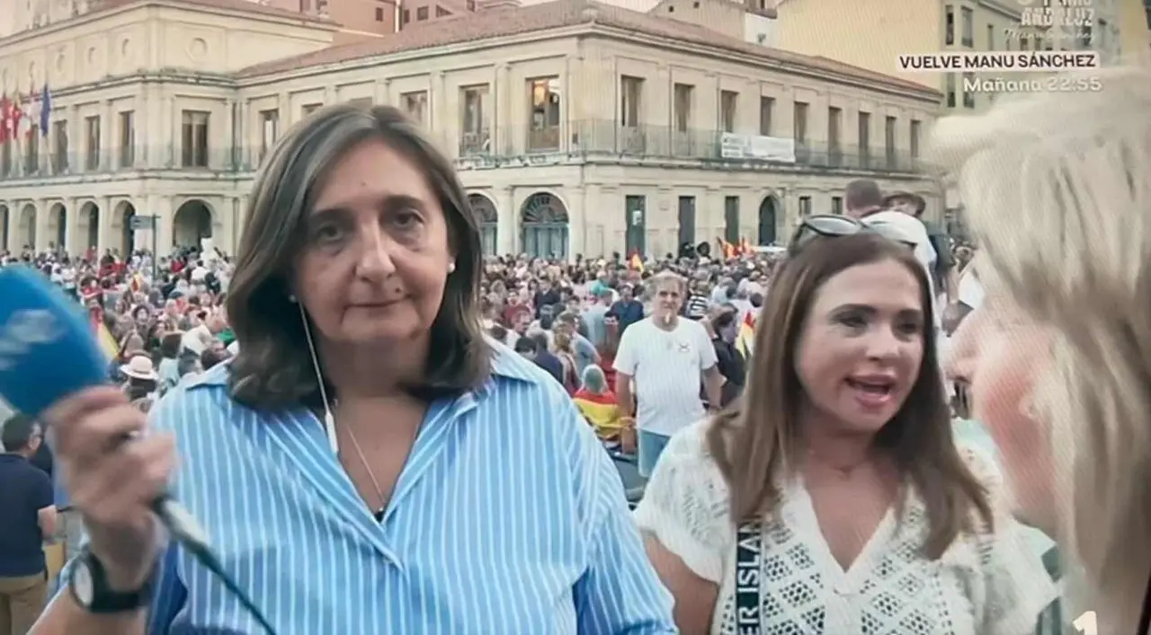 Carmen Bay&oacute;n, en el momento de ser increpada por dos mujeres durante la concentraci&oacute;n a favor de Ceuta.