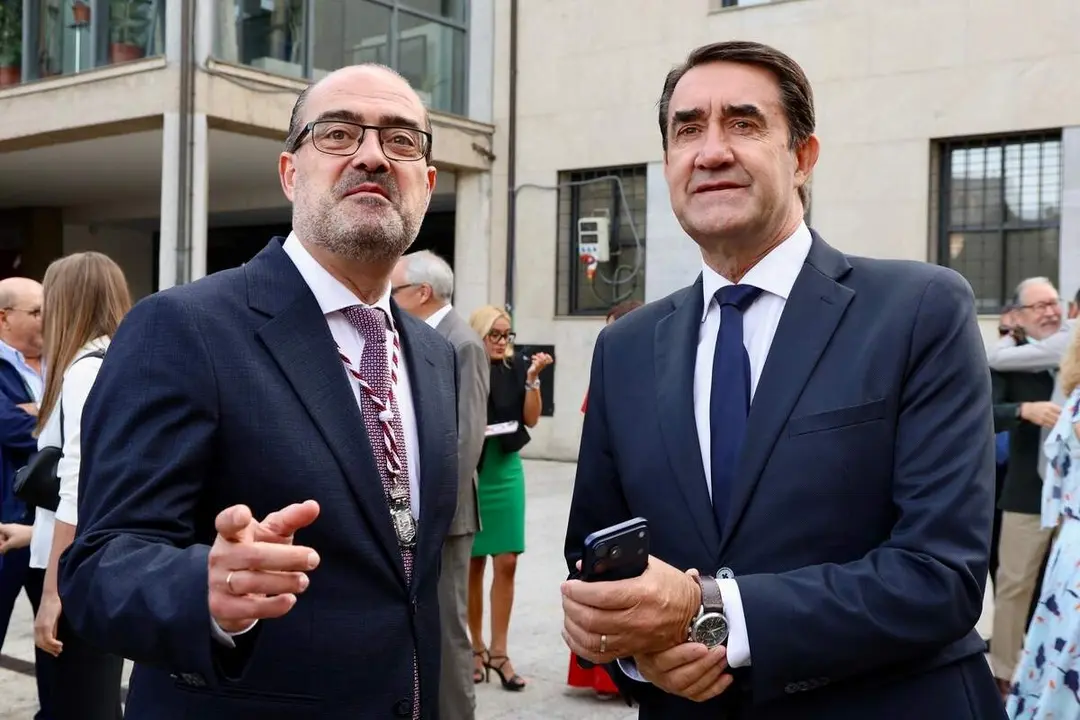 El vicepresidente primero y consejero de Desregulaci&oacute;n, Familia y Ayudas Sociales, Carlos Poll&aacute;n, y el consejero de Industria, Universidades, Empleo y Comercio, Juan Carlos Su&aacute;rez-Qui&ntilde;ones. Foto: C&eacute;sar S&aacute;nchez
